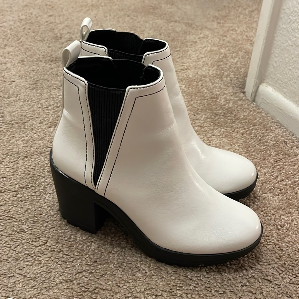 White boots - Picture 1 of 4